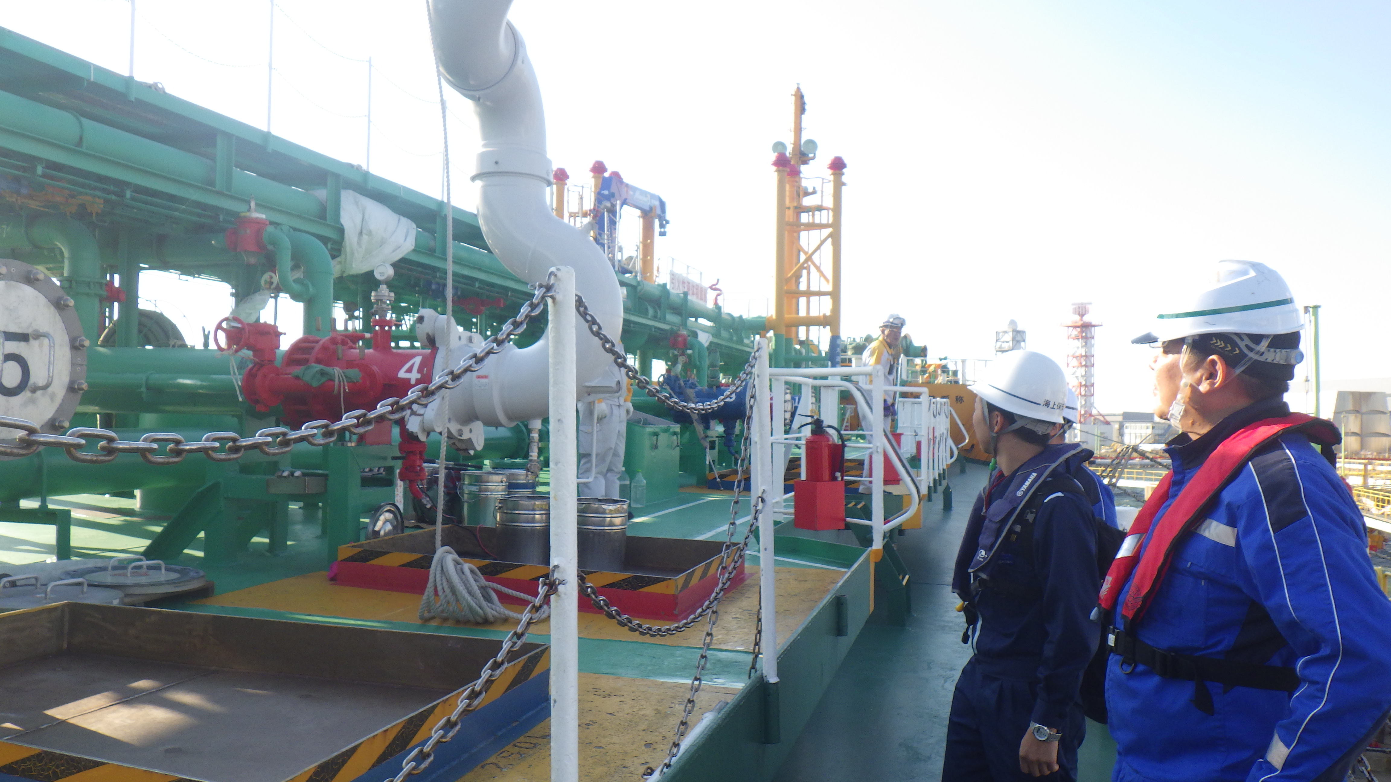 危険物積載タンカーの安全点検の画像