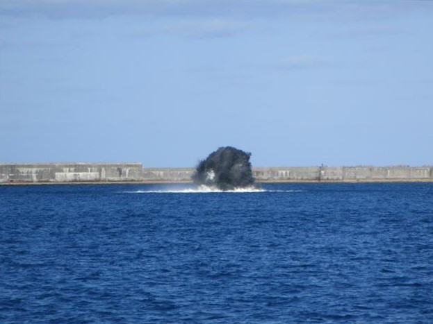 R3.12.14 那覇港内不発弾水中爆破処理の写真