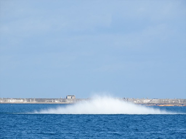 R4.1.26 那覇港内不発弾水中爆破処理の写真
