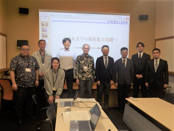 放送本番、左はパーソナリティの金城様