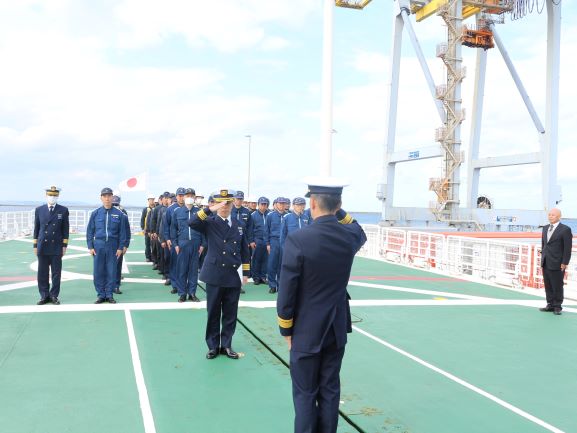 船長入港報告、一番右は川村氏