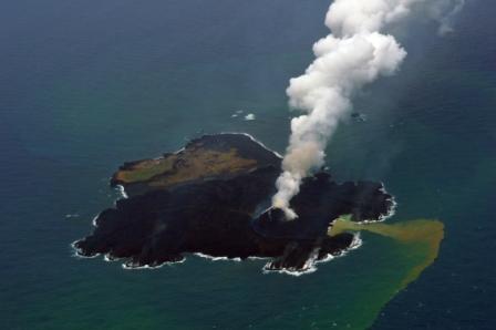 東京都小笠原村西之島の火山活動の様子10　【２月３日撮影】