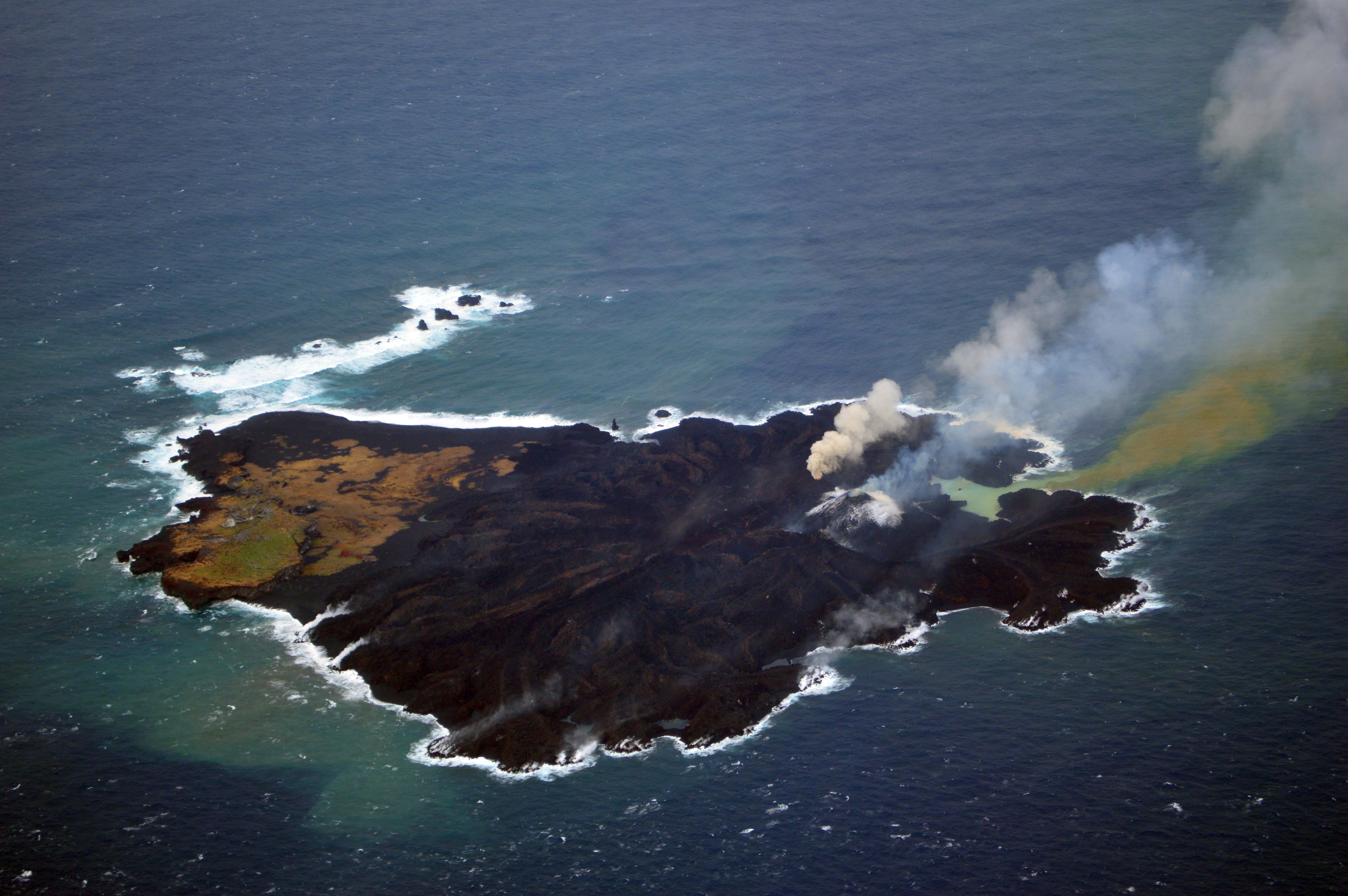 東京都小笠原村西之島の火山活動の様子11　【２月１１日撮影】