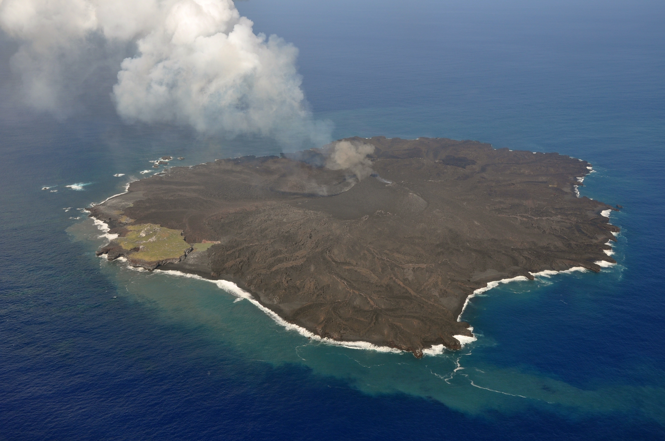 東京都小笠原村西之島の火山活動の様子　【９月１７日撮影】