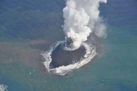 東京都小笠原村西之島付近の新島噴火の様子２　【１１月２１日撮影】