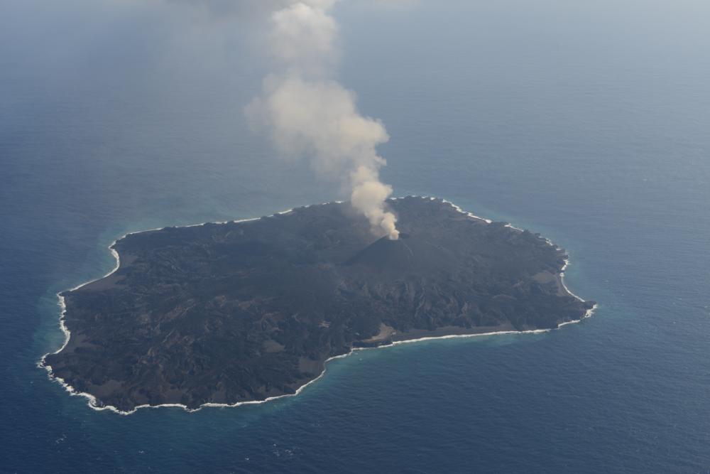 東京都小笠原村西之島の火山活動の様子20　【１２月２５日撮影】