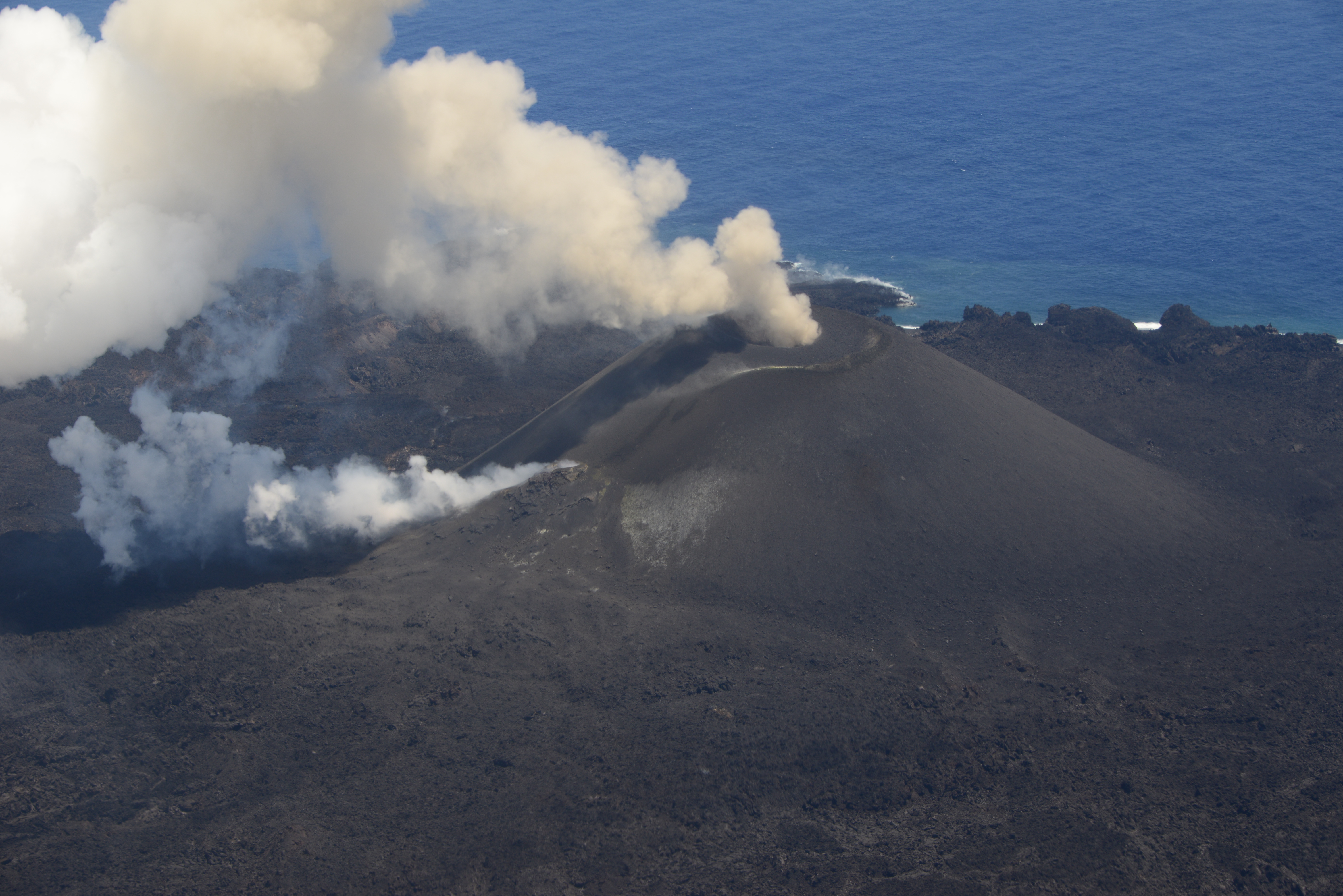 東京都小笠原村西之島の火山活動の様子26　【６月１８日撮影】