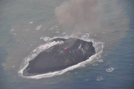 東京都小笠原村西之島付近の新島噴火の様子３　【１１月２２日撮影】