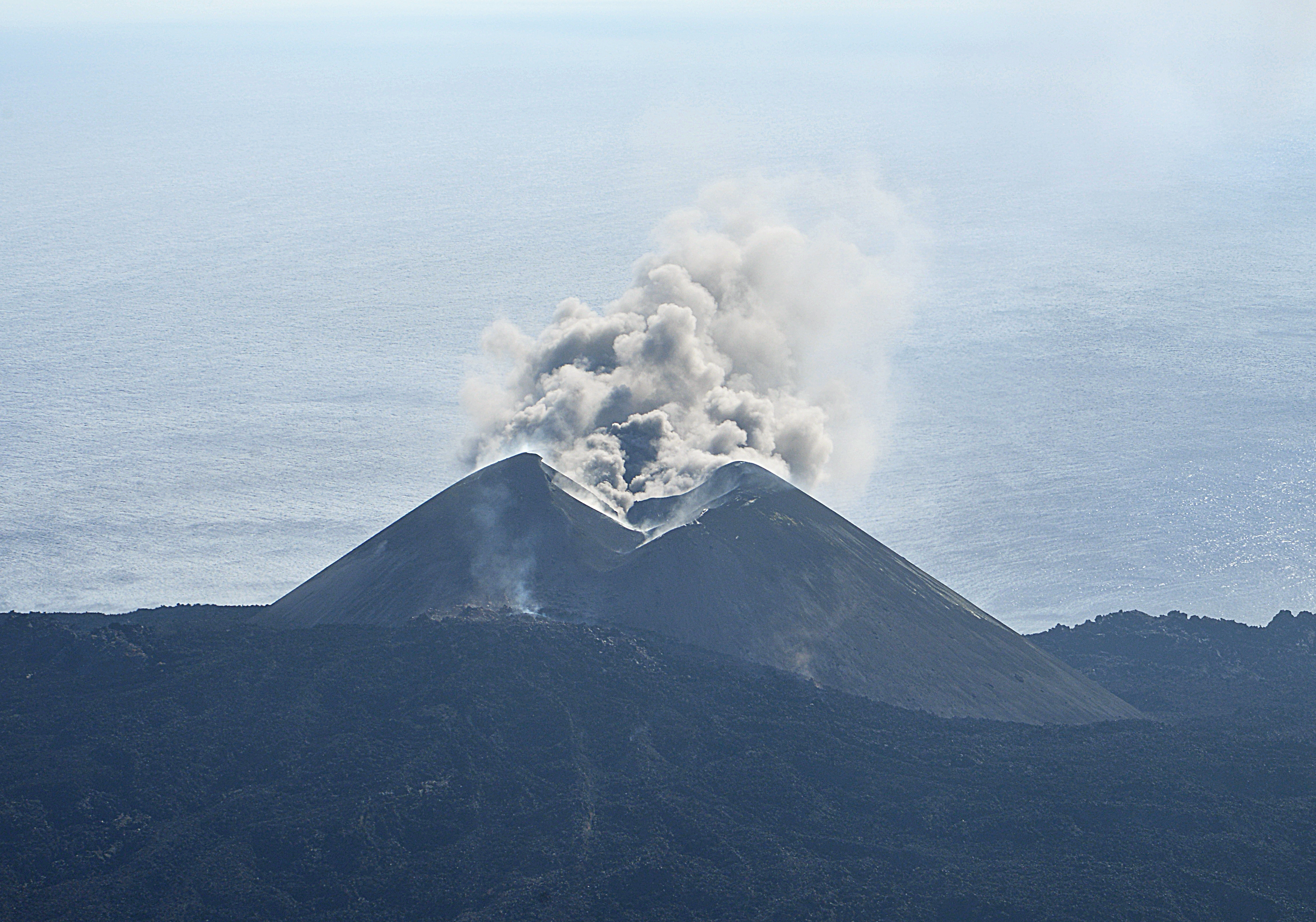 東京都小笠原村西之島の火山活動の様子30　【１０月１３日撮影】