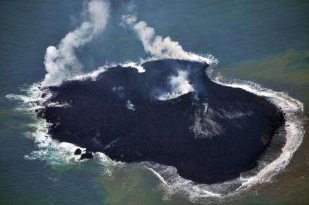 東京都小笠原村西之島付近の新島噴火の様子５　【１２月１日撮影】