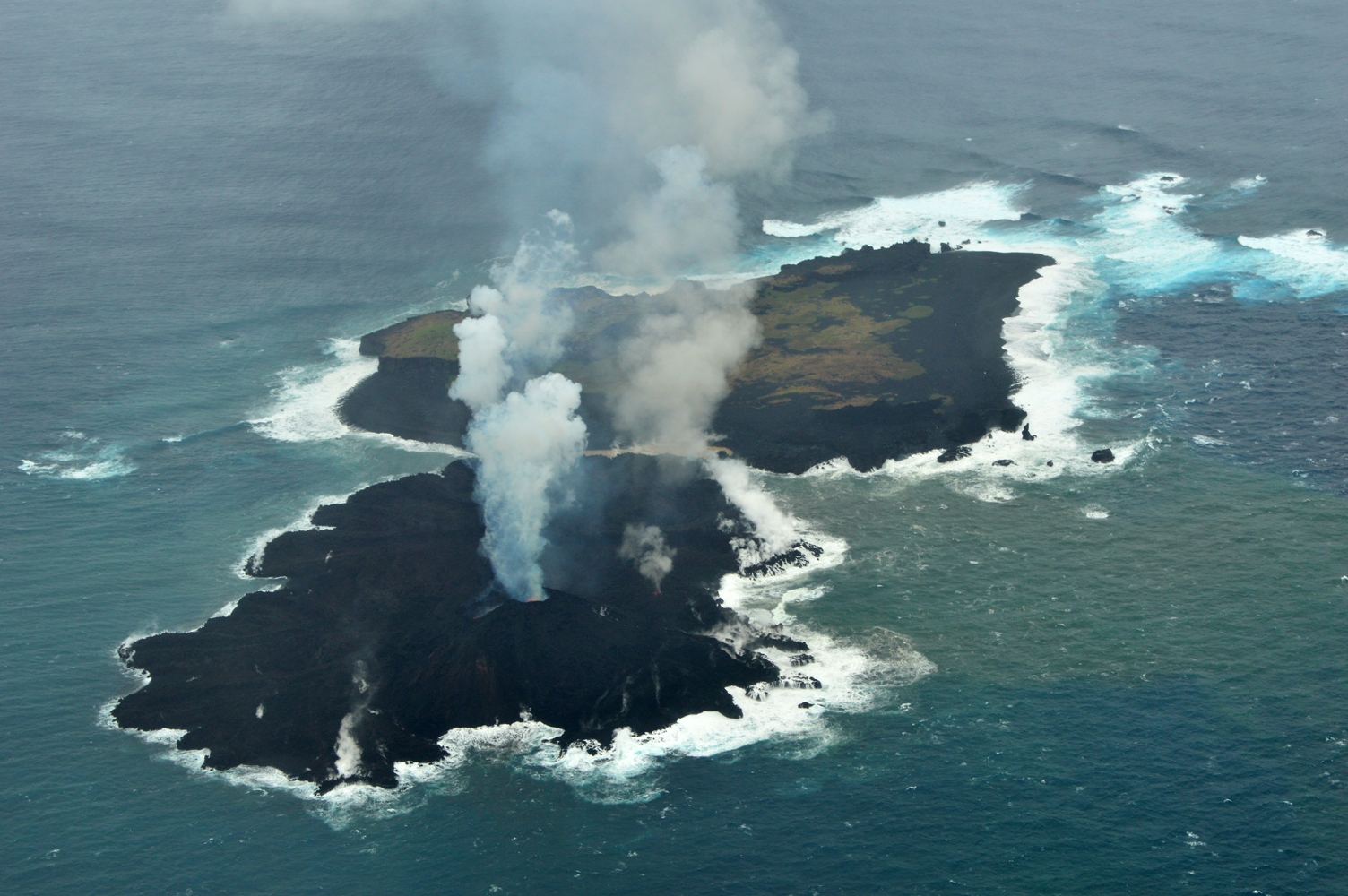 東京都小笠原村西之島の火山活動の様子８　【１２月２６日撮影】