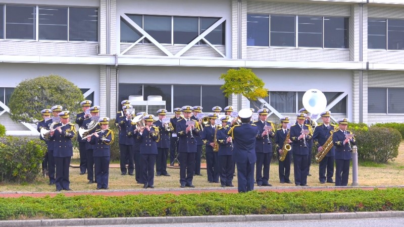 行進展示において演奏を行っている様子１