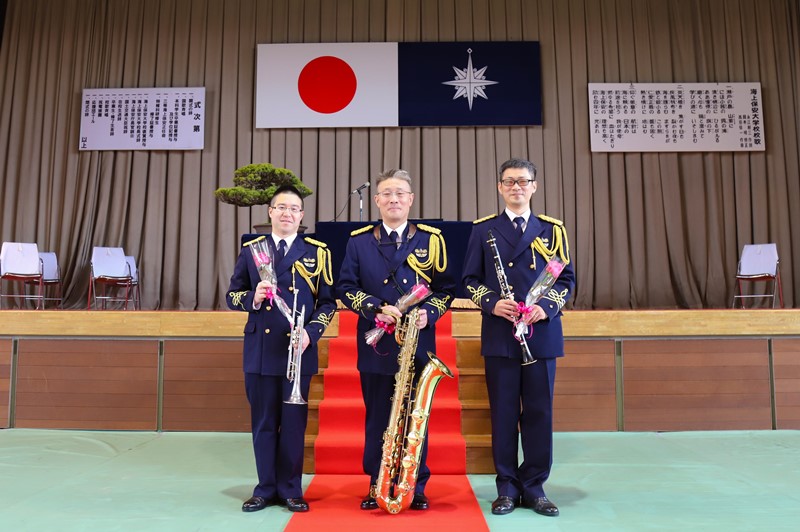 今年度で音楽隊を卒業する（左から）溝端隊員　中西副隊長　牧野隊員