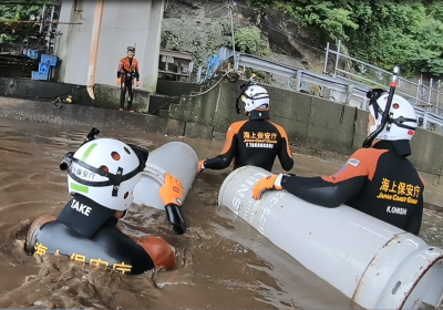 ガスボンベを回収中の潜水士