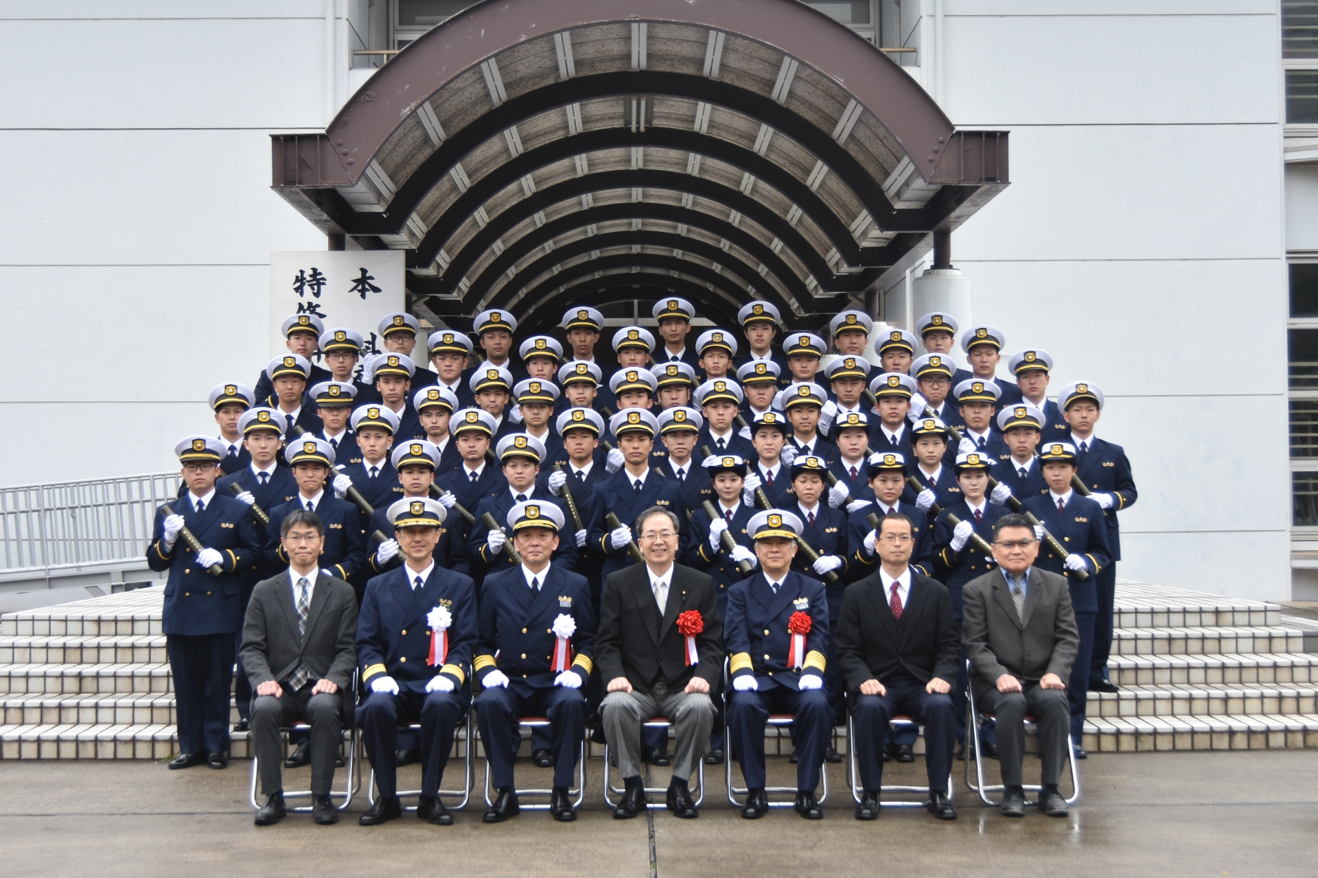 斉藤国土交通大臣との記念撮影（大学校）