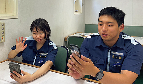 遠洋を航行中の巡視船でも携帯電話が使用できます!