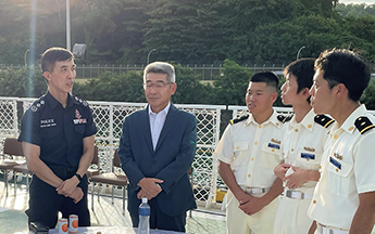 船上レセプションを通じた現地交流