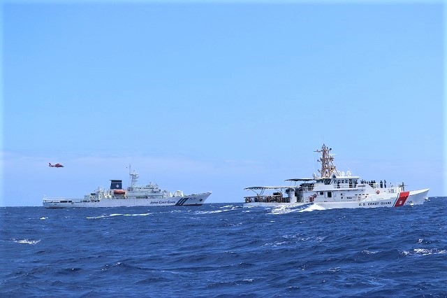  救助訓練中の日米両機関