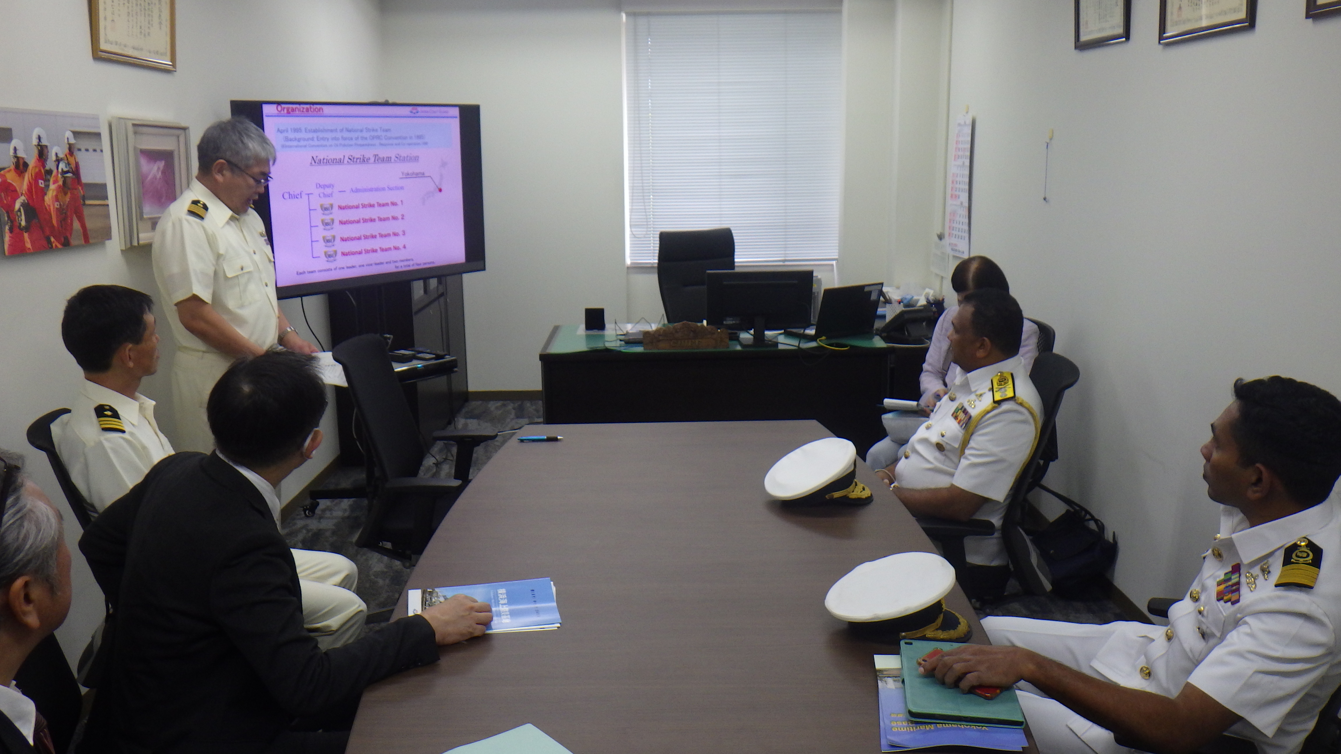  横浜機動防除基地長表敬時の状況