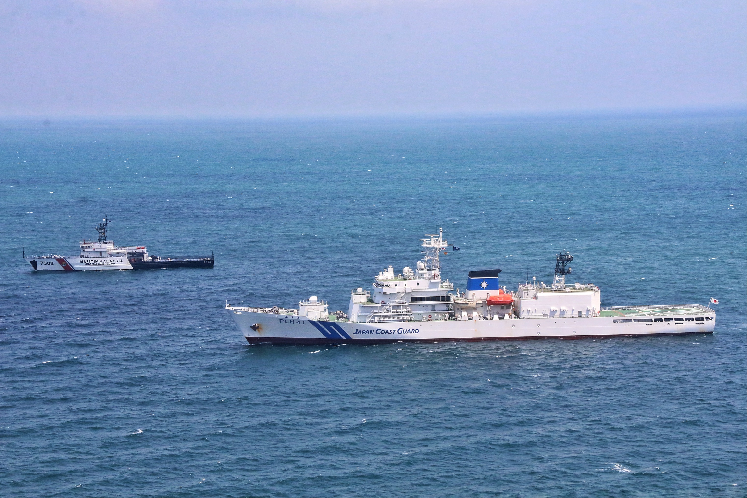 みずほ（手前側）とKM BANGGI（奥側）が連携して海賊容疑船を追跡している様子