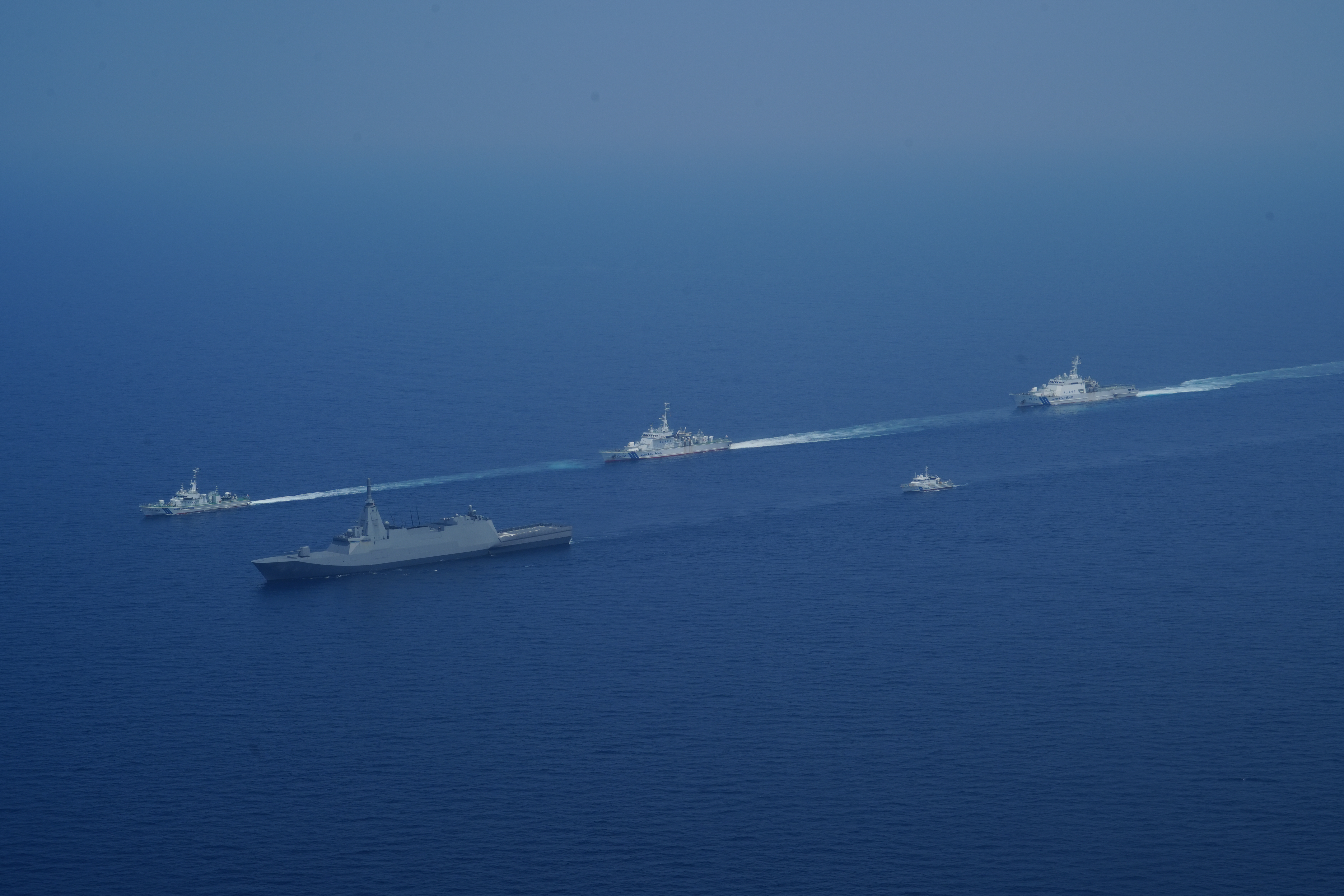 【訓練時の状況】海上保安庁巡視船艇と海上自衛隊護衛艦（ＭＡ８６３撮影）